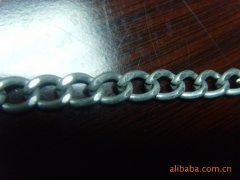 冰冷的雨点砸在城市的每一个角落