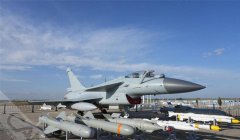 还得接受它的政治审查、