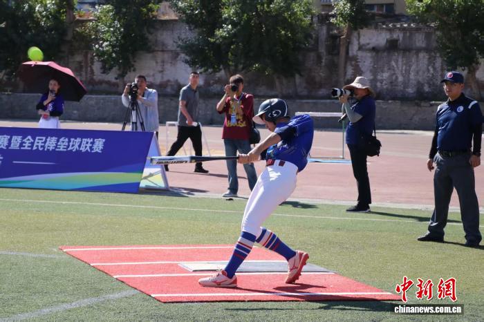 两岸学生棒球联赛乌鲁木齐开赛 台湾球员携父参