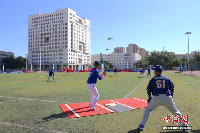 两岸学生棒球联赛乌鲁木齐开赛 台湾球员携父参