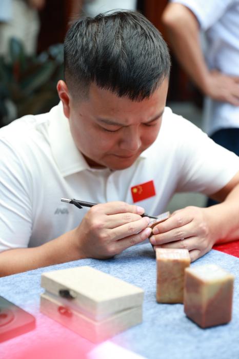 奥运健儿携手艺术家共创体育文化长卷