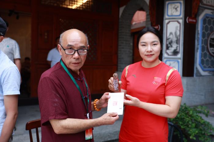 奥运健儿携手艺术家共创体育文化长卷