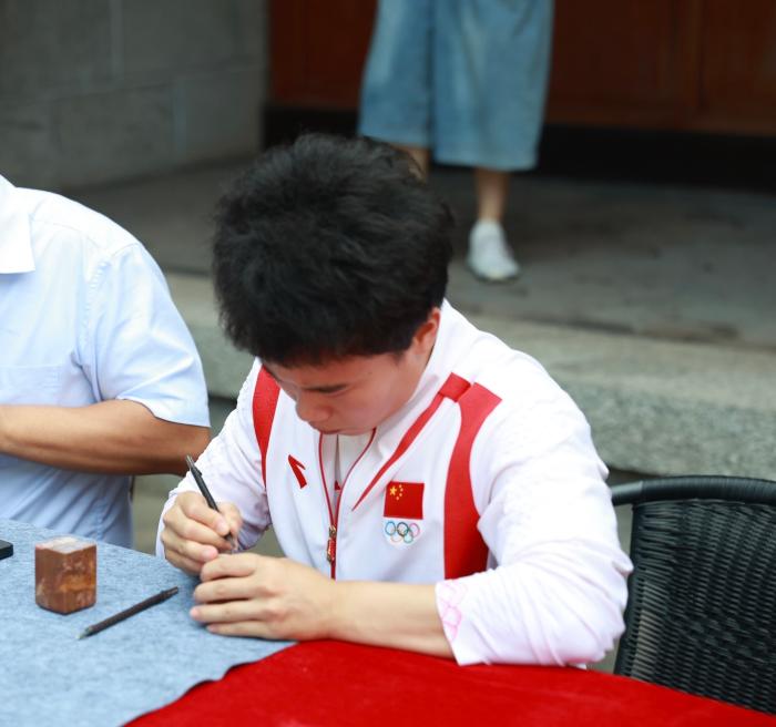 奥运健儿携手艺术家共创体育文化长卷