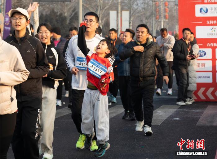 宁夏新年健身跑3000跑者共迎新春绽放玫瑰浪漫