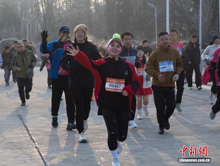 宁夏新年健身跑3000跑者共迎新春绽放玫瑰浪漫