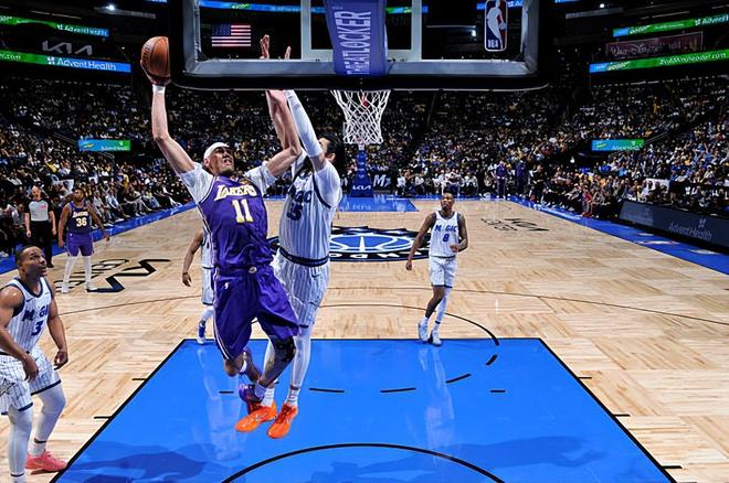 湖人绝杀魔术豪取9连胜 海斯准两双助球队登顶西