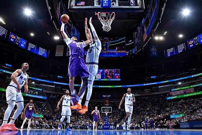 湖人绝杀魔术豪取9连胜 海斯准两双助球队登顶西