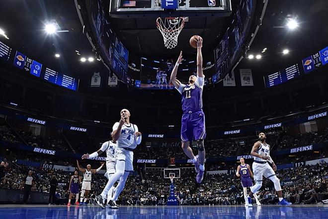 湖人绝杀魔术豪取9连胜 海斯准两双助球队登顶西